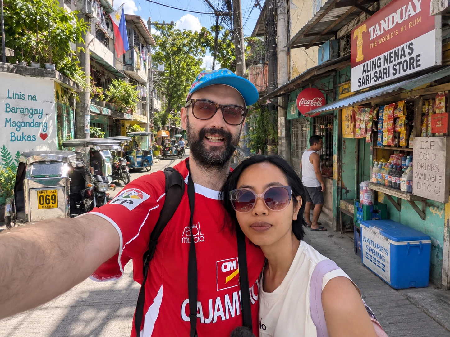Borja y Curly en una calle de Filipinas